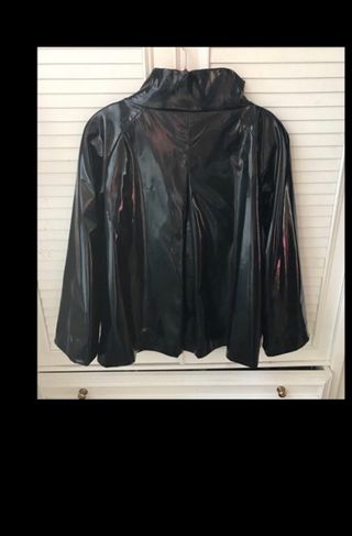 Chaqueta de charol-chubasquero de Zara 