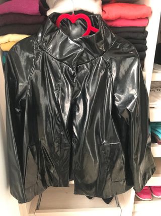Chaqueta de charol-chubasquero de Zara 