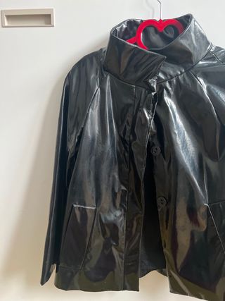 Chaqueta de charol-chubasquero de Zara 