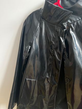 Chaqueta de charol-chubasquero de Zara 