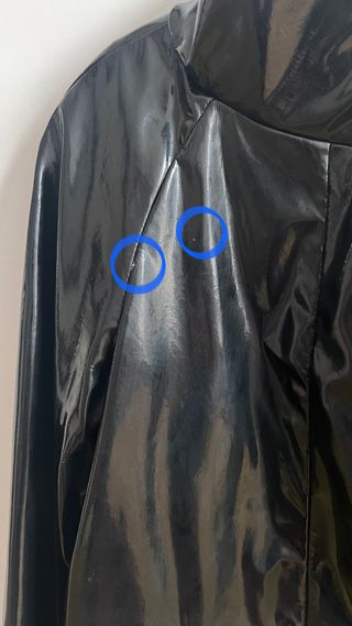 Chaqueta de charol-chubasquero de Zara 