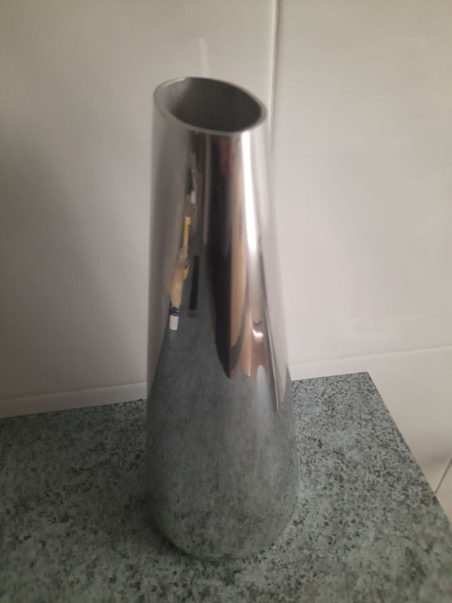 Jarrón metalico