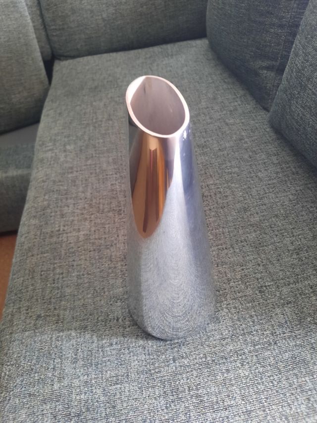 Jarrón metalico