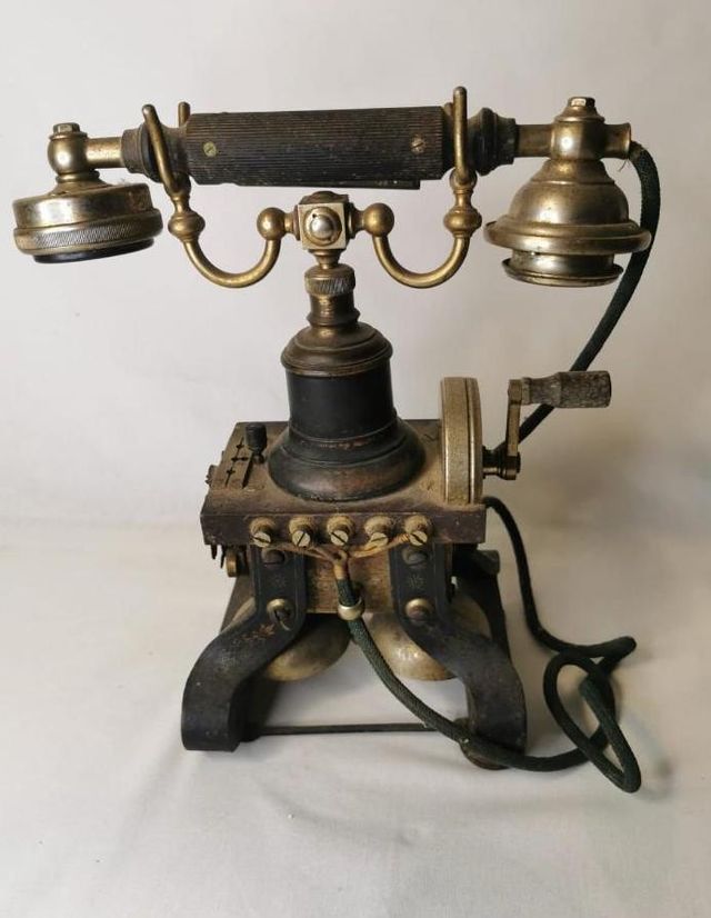 Teléfono antiguo Ericsson.