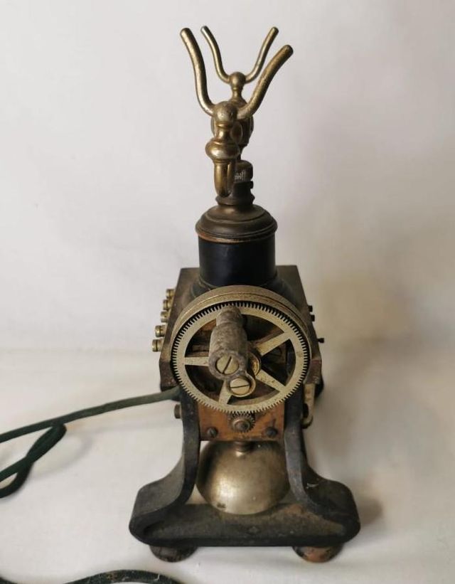 Teléfono antiguo Ericsson.