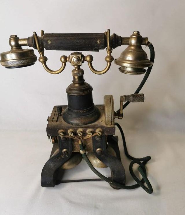 Teléfono antiguo Ericsson.