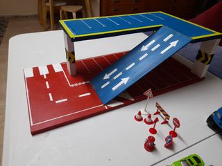 Garaje madera, señales, coches variados y lanzador