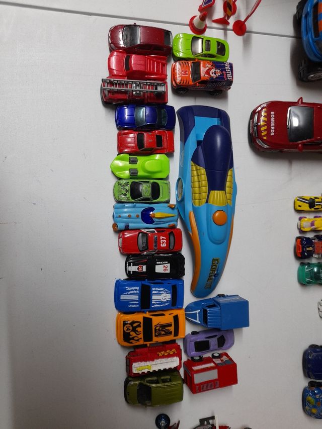 Garaje madera, señales, coches variados y lanzador