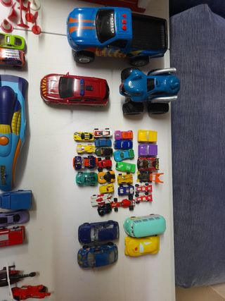 Garaje madera, señales, coches variados y lanzador