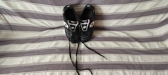 Zapatillas de fútbol Lotto.
