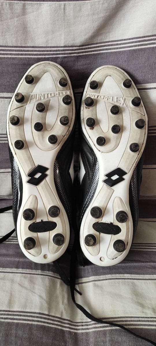 Zapatillas de fútbol Lotto.