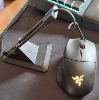 Raton y base para cable Razer