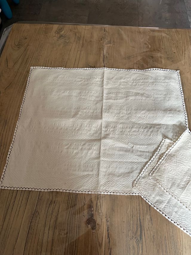 Mantel pequeño antiguo con sus servilletas