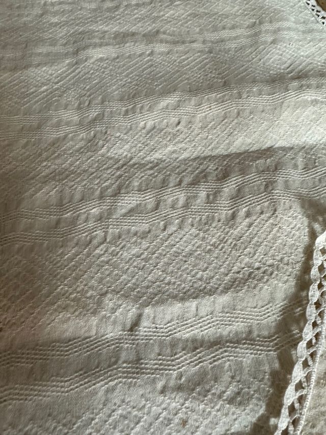 Mantel pequeño antiguo con sus servilletas