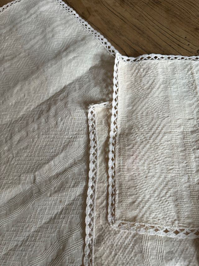 Mantel pequeño antiguo con sus servilletas