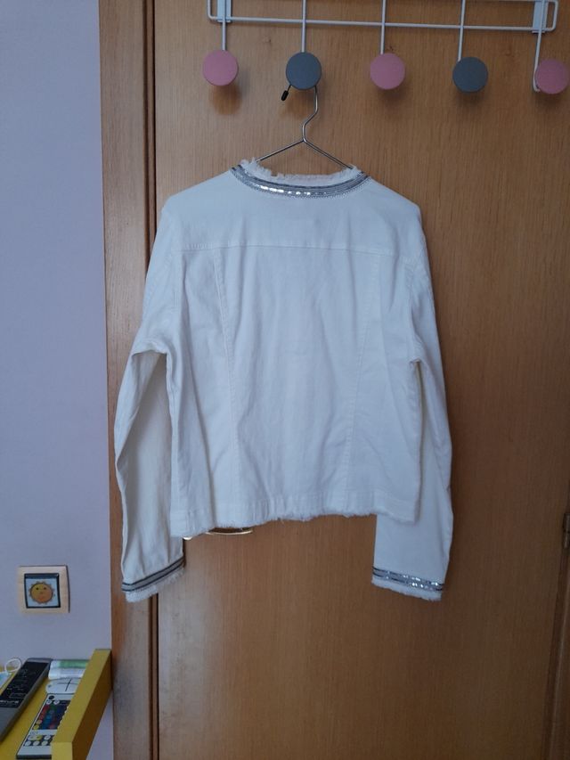 Cazadora blanca con detalles plateados