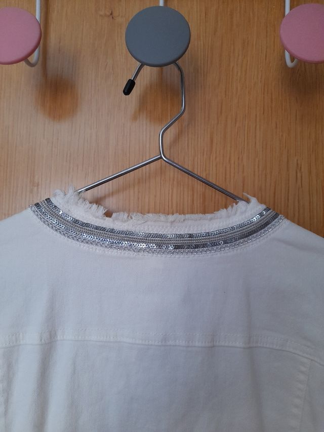 Cazadora blanca con detalles plateados