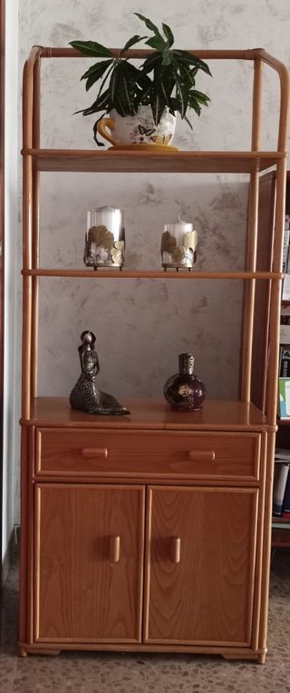 estantería mimbre.