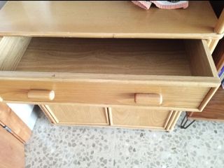 estantería mimbre.