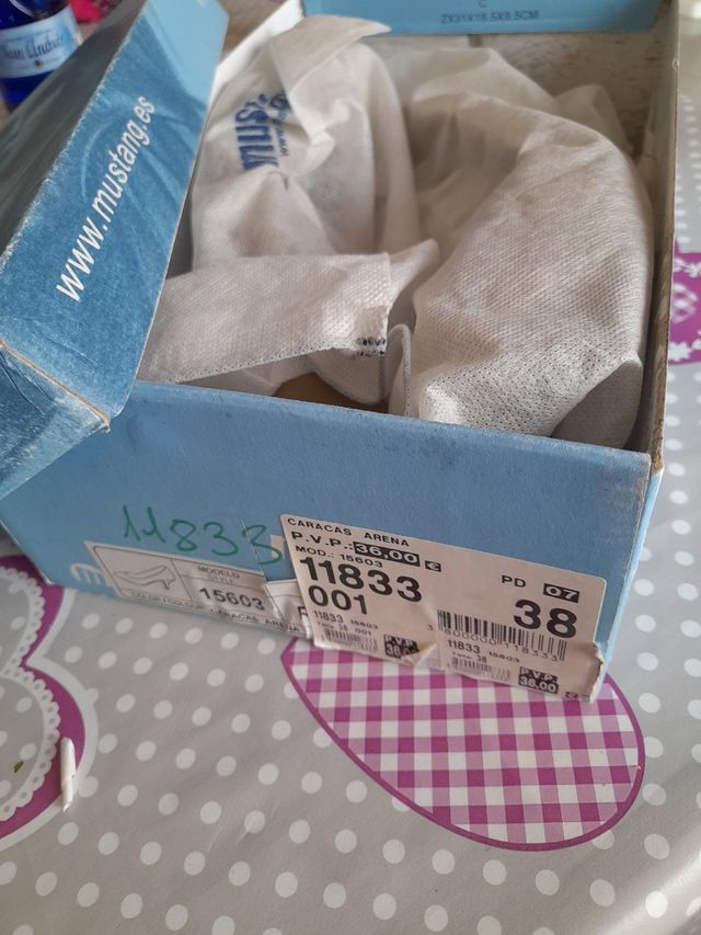 Tacones en color arena de la marca Mustang,talla38