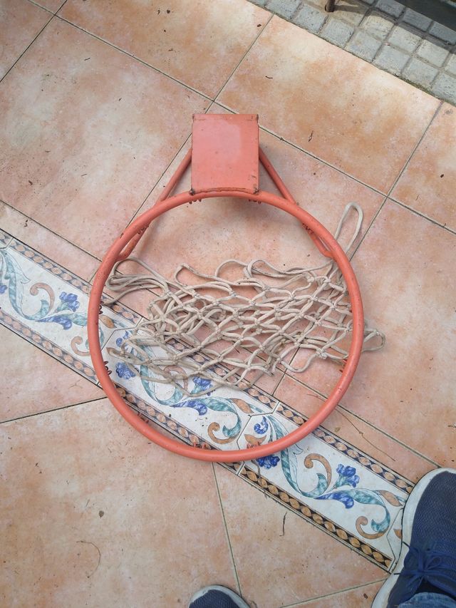 Cesto de basquetebol.