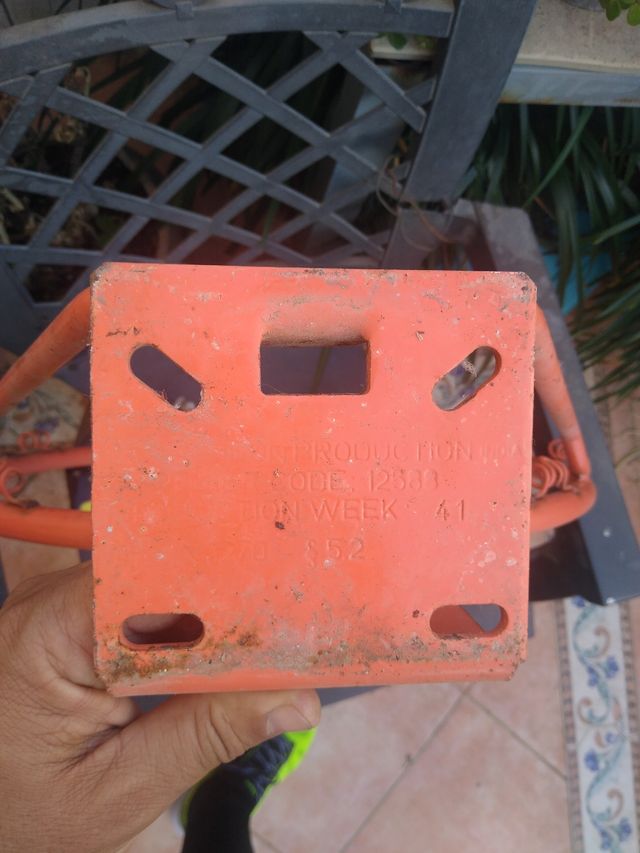 Cesto de basquetebol.