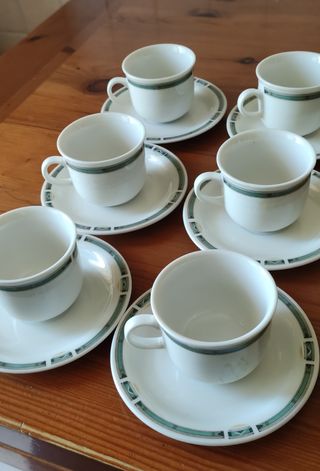 sei tazzine da caffè più sei piattini