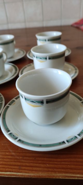 sei tazzine da caffè più sei piattini