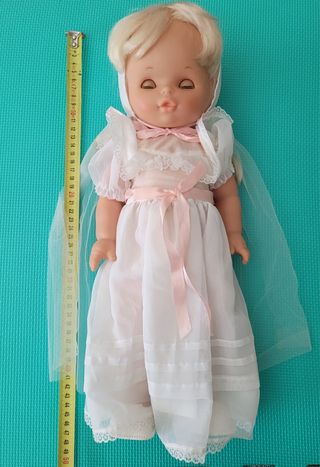 MUÑECA DE PRIMERA COMUNIÓN MARCA FAMOSA.
