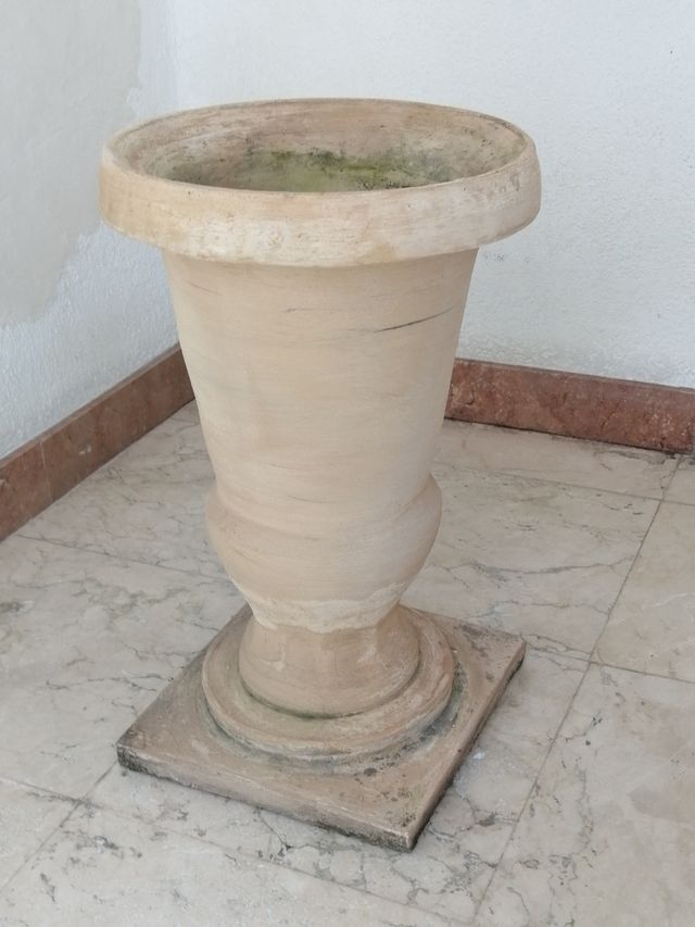 Copa de barro blanco.