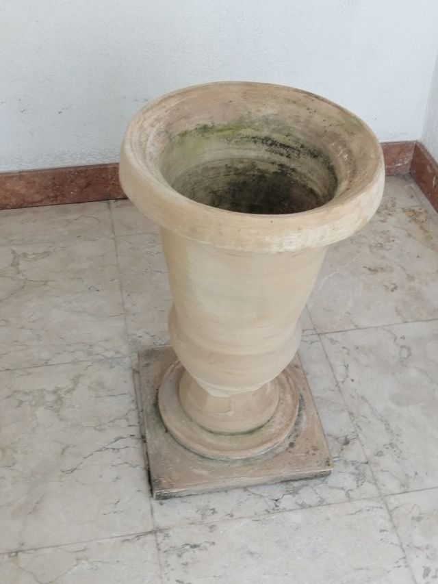 Copa de barro blanco.