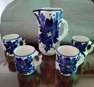 jarra y tazas antiguas