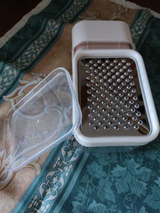 Grattugia con vaschetta e meccanismo manuale