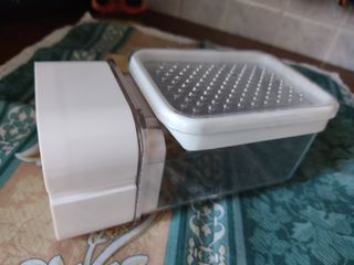 Grattugia con vaschetta e meccanismo manuale