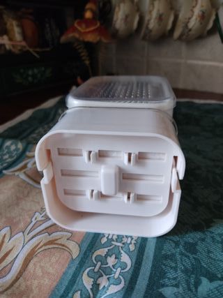 Grattugia con vaschetta e meccanismo manuale