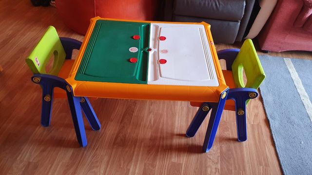 Mesa con sillas para niñ@s