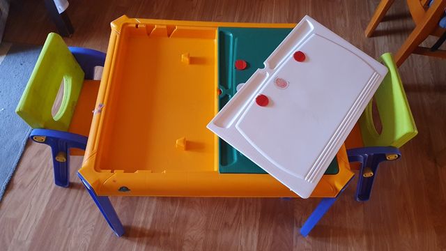 Mesa con sillas para niñ@s