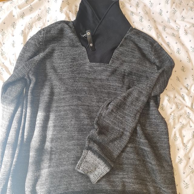 black trendy pullover