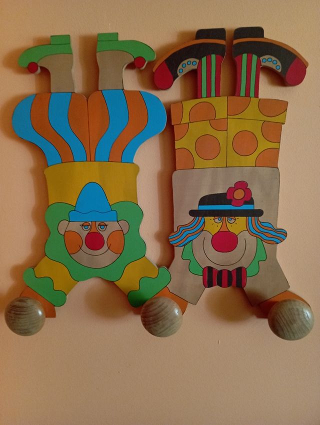 Percha infantil, de madera