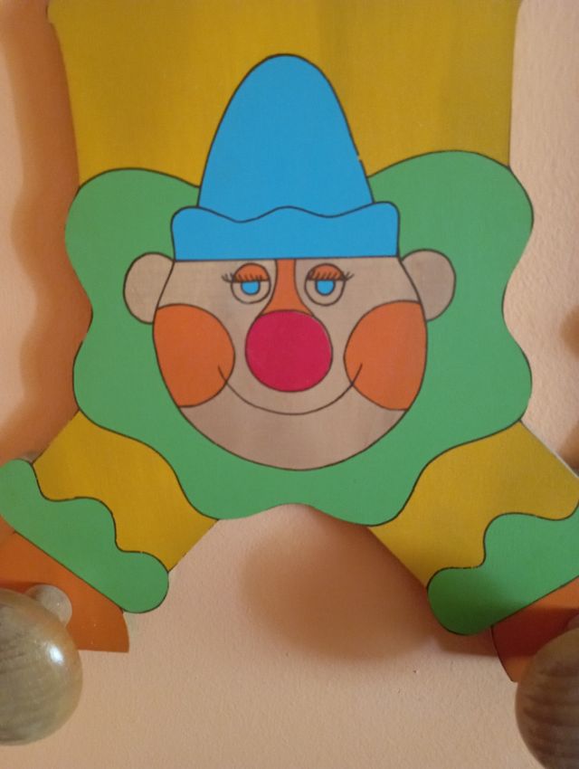 Percha infantil, de madera