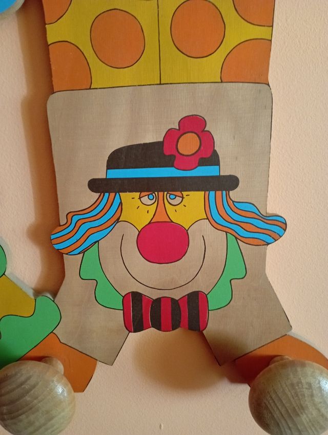 Percha infantil, de madera