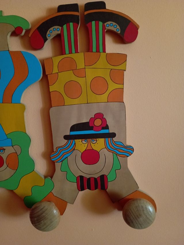 Percha infantil, de madera