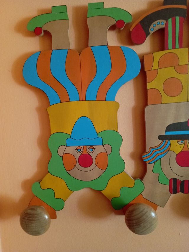 Percha infantil, de madera