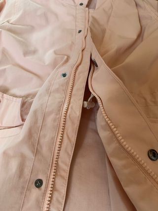 Chaqueta chubasquero rosa palo