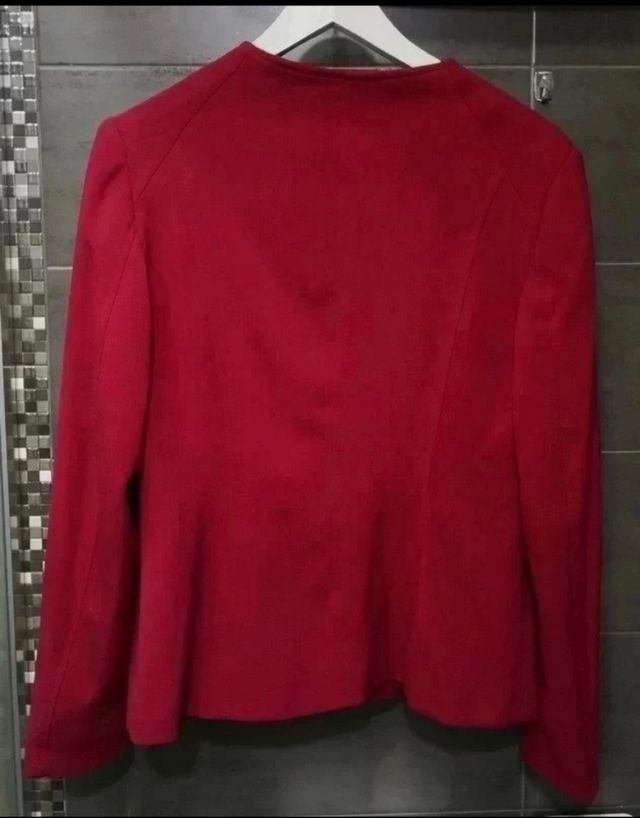 Blazer roja El Corte Inglés.