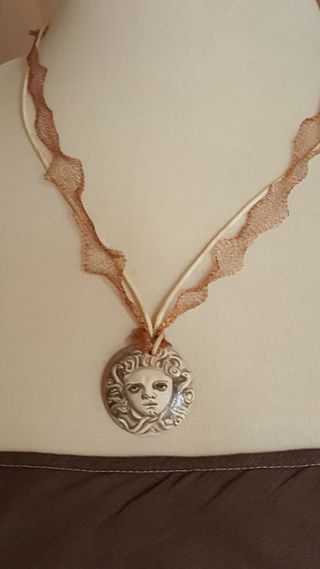 Elegante collana con ciondolo dipinto a mano cm.3