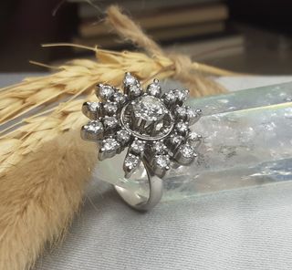 Anillo de oro y diamantes naturales