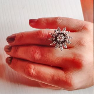 Anillo de oro y diamantes naturales
