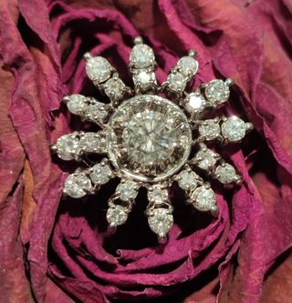 Anillo de oro y diamantes naturales