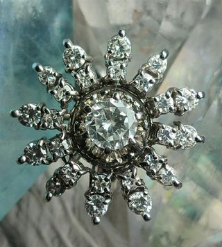 Anillo de oro y diamantes naturales